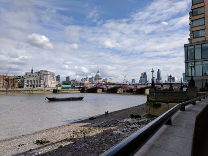 South Bank mit Blick Richtung St. Paul's. Gerade im Sommer ist ein Spaziergang auf dem Queen's Walk empfehlenswert. Foto: Petra Breunig