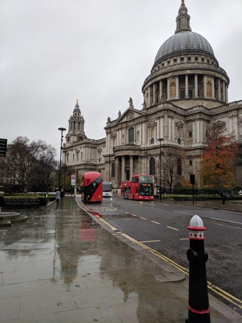 Die St Paul's Cathedral ist auch an einem Regentag sehenswert. Foto: Petra Breunig