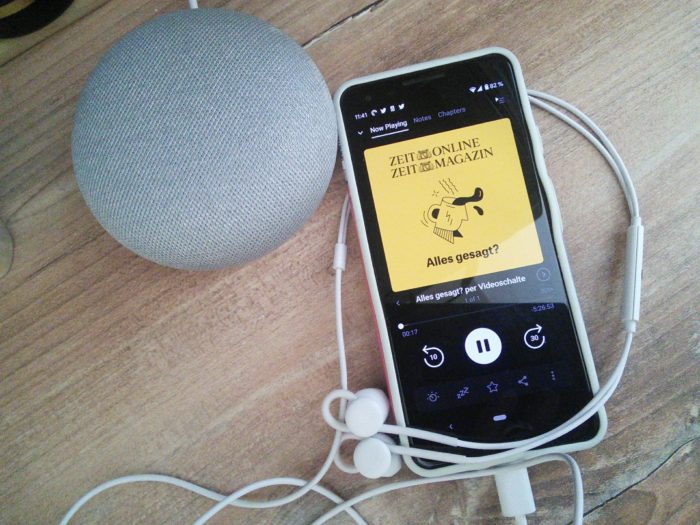 Podcasts kann man über Kopfhörer, aber auch über schlaue Lautsprecher, wie den Google Mini, hören. Foto: Petra Breunig